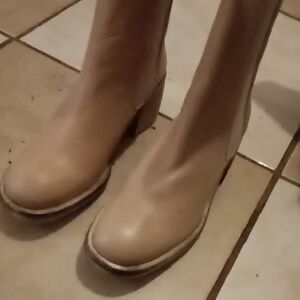 Elegant Beige Women's Boots